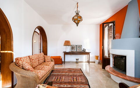 Villa Cornino: Eigentum, Möbel, Gebäude, Bilderrahmen, Couch, Interior Design, Wohnzimmer, Komfort, Haus, Wand