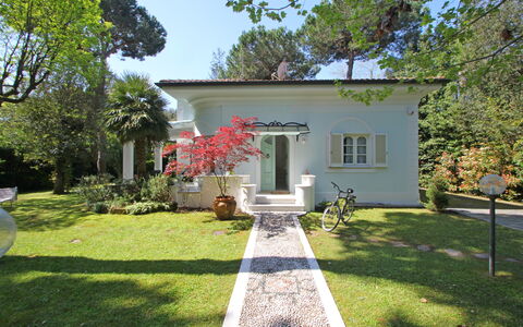 Villa Le Macchie: Pflanze, Himmel, Eigentum, Gebäude, Fenster, Baum, Tür, Haus, Grundstueck, Gras
