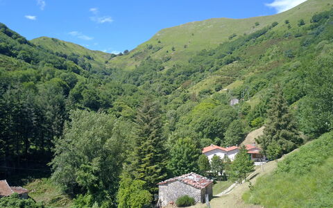 Apuane Retreat: Himmel, Berg, Pflanze, Wolke, Pflanzengemeinschaft, Grün, Natürliche Landschaft, Baum, Vegetation, Hochland