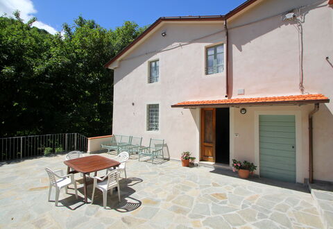 Apuane Retreat: Gebäude, Eigentum, Pflanze, Fenster, Tabelle, Schatten, Himmel, Haus, Hütte, Holz