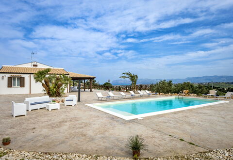 Villa Alcamo: Wolke, Wasser, Himmel, Pflanze, Schwimmbad, Gebäude, Azurblau, Baum, Schatten, Arecales