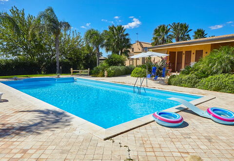 Villa Selinunte: Wasser, Himmel, Pflanze, Wolke, Gebäude, Schwimmbad, Azurblau, Fenster, Baum, Schatten