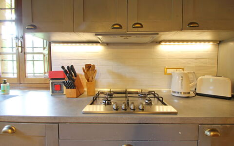 Villa L'antico Casale: Countertop, Cabinetry, Spüle, Eigentum, Küchengerät, Gasherd, Küche, Herd, Cooktop, Sinken