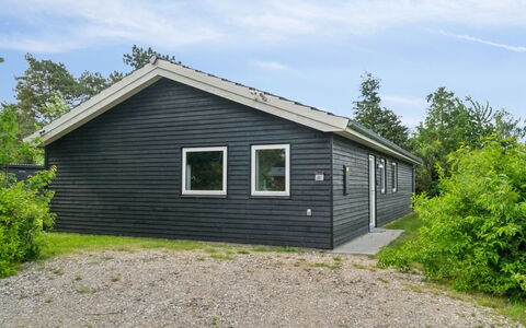 Dorreth - 3.2Km from the Sea: Blau, Strauch, Hütte, Ground, Garten, Estate, Schatten, Landscaping, Bauernhaus, Eco Hotel