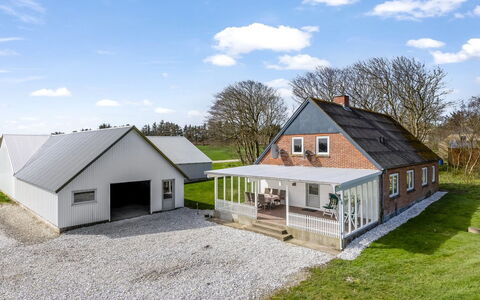 Kerrin - 1Km from the Sea: Möbel, Interior Design, Stuhl, Flooring, Tabelle, Resort, Fussboden, Decke, Zimmer, Eco Hotel
