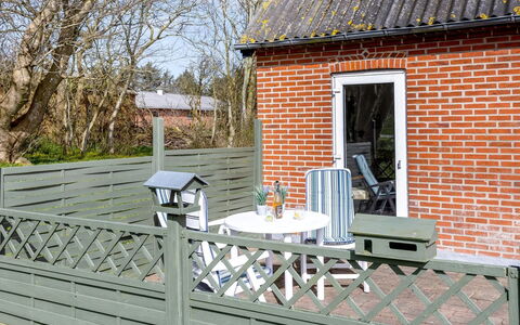 Kerrin - 1Km from the Sea: Möbel, Interior Design, Stuhl, Flooring, Tabelle, Resort, Fussboden, Decke, Zimmer, Eco Hotel