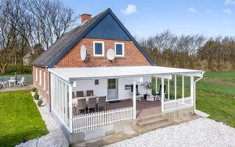 Kerrin - 1Km from the Sea: Möbel, Interior Design, Stuhl, Flooring, Tabelle, Resort, Fussboden, Decke, Zimmer, Eco Hotel