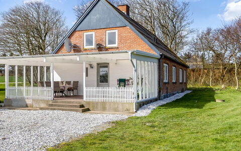 Kerrin - 1Km from the Sea: Möbel, Interior Design, Stuhl, Flooring, Tabelle, Resort, Fussboden, Decke, Zimmer, Eco Hotel