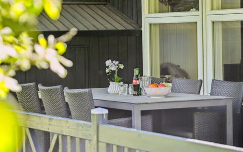 Aldina - 400M to the Fjord: Holz, Zuhause, Veranda, Deck, Hartholz, Dach, Holzbeize, Holzboden, Eco Hotel