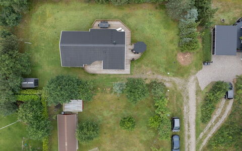 Ingwin - from the Sea: Wohngebiet, Strauch, Haus, Zuhause, Garten, Estate, Schatten, Landscaping, Rasen