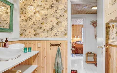 Ellinore - from the Sea: Interior Design, Flooring, Möbel, Badezimmerschrank, Beleuchtung, Fussboden, Decke, Zimmer, Armatur, Badezimmer