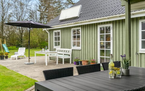 Hinrich - 750M from the Sea: Möbel, Interior Design, Flooring, Fussboden, Decke, Zimmer, Stuhl, Tabelle, Wohnung, Küche & Esszimmer Tisch
