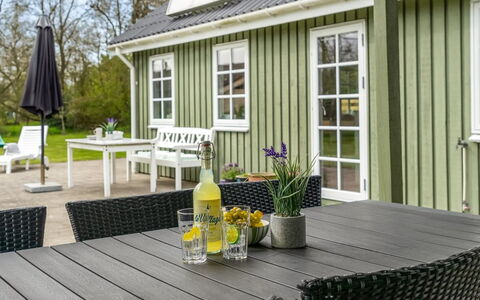 Hinrich - 750M from the Sea: Möbel, Interior Design, Flooring, Fussboden, Decke, Zimmer, Stuhl, Tabelle, Wohnung, Küche & Esszimmer Tisch