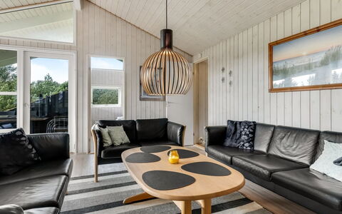 Juris - 950M from the Sea: Holz, Interior Design, Flooring, Decke, Beleuchtung, Fussboden, Light Fixture, Holzboden, Wohnzimmer, Möbel