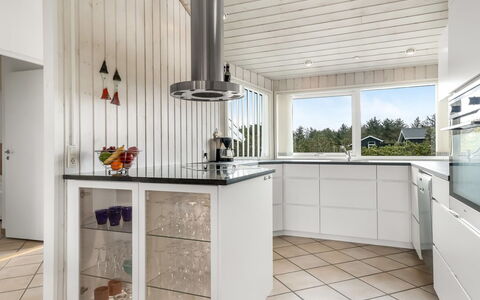 Juris - 950M from the Sea: Küche, Interior Design, Flooring, Countertop, Holz, Küchengerät, Fussboden, Decke, Cabinetry, Haushaltsgerät
