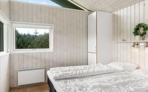 Juris - 950M from the Sea: Holz, Decke, Fussboden, Schlafzimmer, Planke, Hartholz, Bedding, Holzbeize, Daylighting, Bett