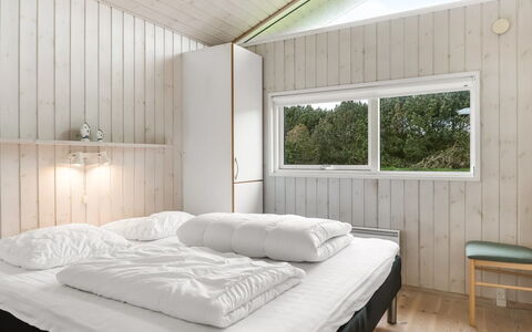 Juris - 950M from the Sea: Schlafzimmer, Bett, Holz, Bedding, Bettdecke, Decke, Interior Design, Fussboden, Bettrahmen, Zuhause