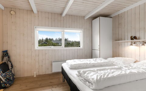 Juris - 950M from the Sea: Holz, Schlafzimmer, Planke, Hartholz, Bedding, Bett, Holzbeize, Einfrieren, Bettrahmen, Bettdecke