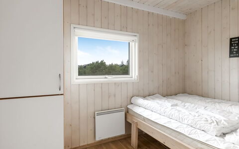 Juris - 950M from the Sea: Holz, Fussboden, Schlafzimmer, Planke, Hartholz, Holzbeize, Bedding, Bett, Bettdecke, Holzboden