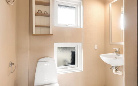 Juris - 950M from the Sea: Badezimmer, Toilleten Sitz, Wand, Toilette, Armatur, Flooring, Interior Design, Fussboden, Zimmer, Installation
