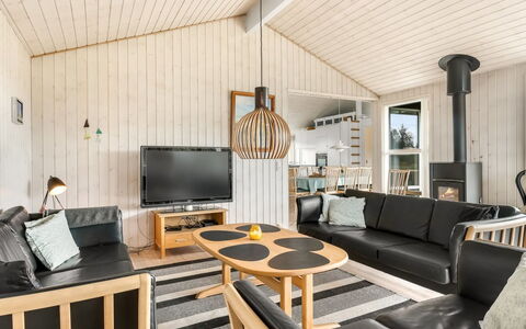 Juris - 950M from the Sea: Holz, Interior Design, Decke, Wohnzimmer, Zuhause, Zimmer, Couch, Light Fixture, Hartholz