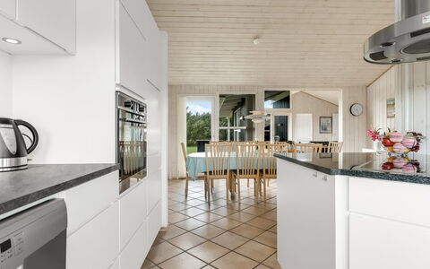 Juris - 950M from the Sea: Flooring, Küche, Fussboden, Interior Design, Holz, Countertop, Decke, Holzboden, Cabinetry, Küchengerät