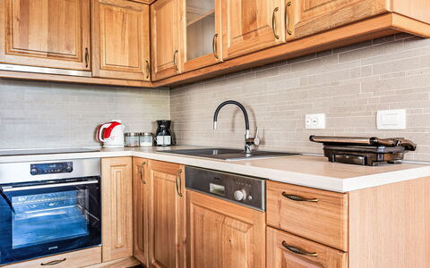Villa Frane: Braun, Countertop, Cabinetry, Eigentum, Möbel, Spüle, Gebäude, Sinken, Zapfhahn, Küche