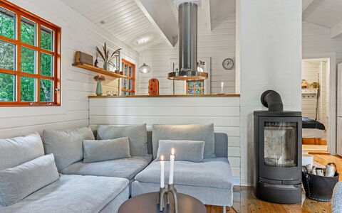 Barthi - 1.6Km from the Sea: Flooring, Interior Design, Holz, Fussboden, Möbel, Couch, Zimmer, Wohnzimmer, Holzboden, Zuhause