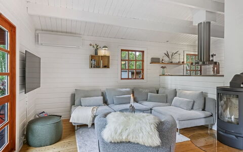 Barthi - 1.6Km from the Sea: Interior Design, Flooring, Möbel, Holz, Couch, Fussboden, Wohnzimmer, Decke, Zuhause, Zimmer