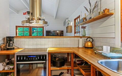 Barthi - 1.6Km from the Sea: Küche, Holz, Interior Design, Flooring, Countertop, Küchengerät, Decke, Möbel, Cabinetry, Fussboden