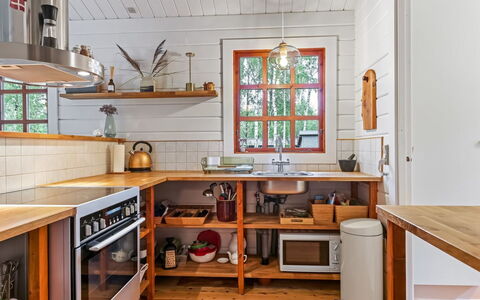 Barthi - 1.6Km from the Sea: Küche, Flooring, Countertop, Möbel, Interior Design, Küchengerät, Holz, Cabinetry, Decke, Fussboden