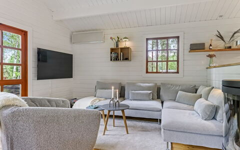 Barthi - 1.6Km from the Sea: Interior Design, Möbel, Flooring, Couch, Holz, Wohnzimmer, Fussboden, Dekokissen, Decke
