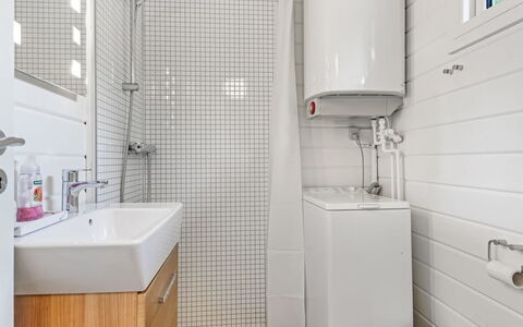 Barthi - 1.6Km from the Sea: Badezimmer, Armatur, Wand, Flooring, Interior Design, Fussboden, Toilette, Toilleten Sitz, Installation, Sinken