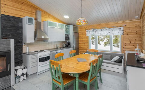 Kuukkelin Kehto: Holz, Küche, Decke, Möbel, Interior Design, Zuhause, Countertop, Haus, Cabinetry, Küche & Esszimmer Tisch
