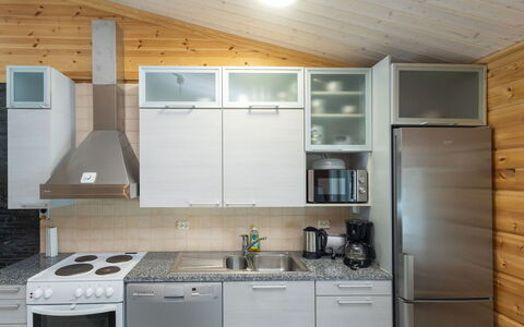Kuukkelin Kehto: Küchengerät, Küche, Countertop, Major Appliance, Interior Design, Cabinetry, Haushaltsgerät, Flooring, Kühlschrank, Holz