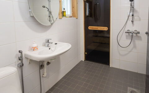 Kuukkelin Kehto: Badezimmer, Armatur, Wand, Flooring, Bad Sink, Fussboden, Interior Design, Sinken, Toilette, Zapfhahn