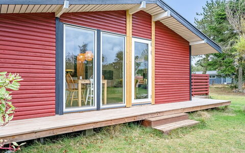 Borghild - 500M from the Sea: Flooring, Wand, Fussboden, Interior Design, Holz, Decke, Holzboden, Beleuchtung, Möbel, Laminatboden
