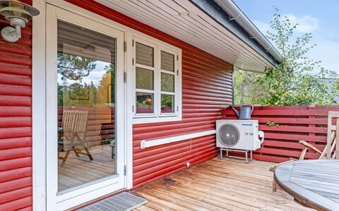 Borghild - 500M from the Sea: Flooring, Wand, Fussboden, Interior Design, Holz, Decke, Holzboden, Beleuchtung, Möbel, Laminatboden