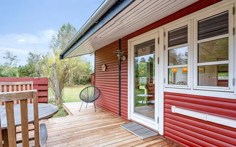 Borghild - 500M from the Sea: Flooring, Wand, Fussboden, Interior Design, Holz, Decke, Holzboden, Beleuchtung, Möbel, Laminatboden
