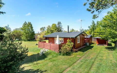 Borghild - 500M from the Sea: Flooring, Wand, Fussboden, Interior Design, Holz, Decke, Holzboden, Beleuchtung, Möbel, Laminatboden