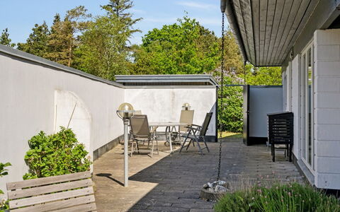 Eikka - 100M from the Sea: Gartenmöbel, Möbel, Schatten, Stuhl, Hof, Tisch Im Freien, Garten, Garten, Hinterhof, Terrasse