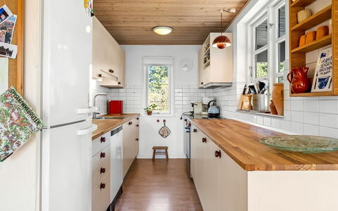 Eikka - 100M from the Sea: Küche, Küchengerät, Countertop, Cabinetry, Interior Design, Holz, Flooring, Major Appliance, Haushaltsgerät, Möbel