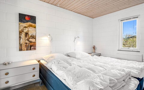 Eikka - 100M from the Sea: Holz, Schlafzimmer, Zuhause, Fussboden, Decke, Bedding, Bett, Bettdecke, Bettrahmen, Planke