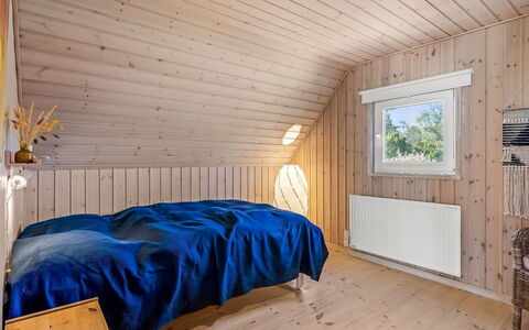Eikka - 100M from the Sea: Holz, Decke, Schlafzimmer, Flooring, Fussboden, Zuhause, Holzboden, Interior Design, Bett, Hartholz