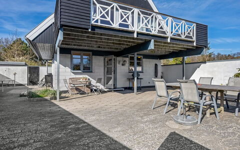 Eikka - 100M from the Sea: Die Architektur, Dach, Zuhause, Hütte, Schatten, Estate, Abstellgleis, Veranda, Deck