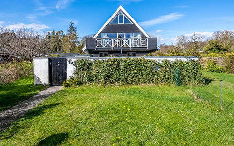 Eikka - 100M from the Sea: Gras, Zuhause, Hütte, Bauernhaus, Estate, Garten, Rasen, Veranda, Landscaping, Garten