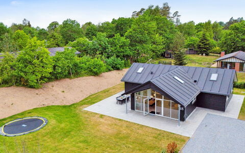 Norna - 350M from the Sea: Dachdecken, Hütte, Haus, Dach, Zuhause, Bauernhaus, Hütte, Estate, Dorf