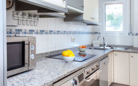 Cap Ras Ii: Countertop, Eigentum, Küche, Zimmer, Weiss, Cabinetry, Möbel, Gelb, Fliese, Interior Design