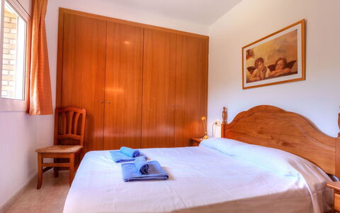 Cap Ras Ii: Schlafzimmer, Zimmer, Möbel, Bett, Eigentum, Bettdecke, Bettrahmen, Interior Design, Bedding, Fussboden