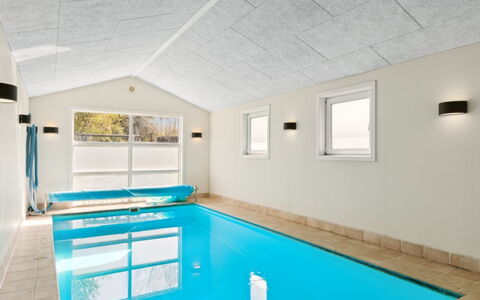 Amiira - 500M from the Sea: Küche, Countertop, Küchengerät, Flooring, Cabinetry, Interior Design, Major Appliance, Fussboden, Zuhause, Möbel